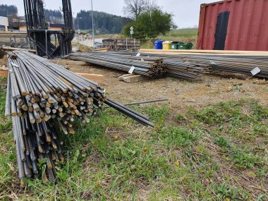 Çeşitli demir maddeler ve kepenk parçaları şantiyesinden fotoğraflar.