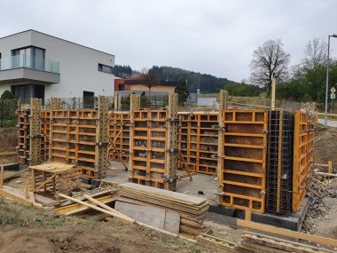 Bir aile evinin inşaatı ile ilgili inşaat işi somut formalitelerin yardımıyla yapılır.