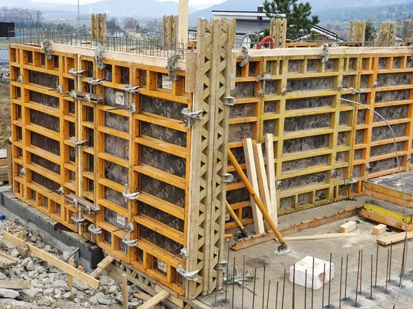 Bir aile evinin inşaatı ile ilgili inşaat işi somut formalitelerin yardımıyla yapılır.