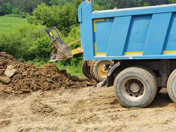 掘削機は粘土でトラックをロードします — ストック写真