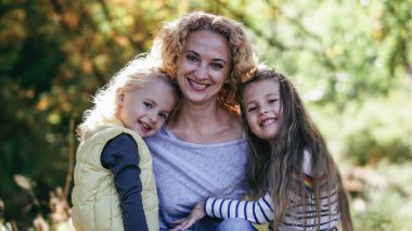 Anne, VR gözlüklerini izliyor. Kızlarla oynuyor. Küçük kız aile mutlu anları.