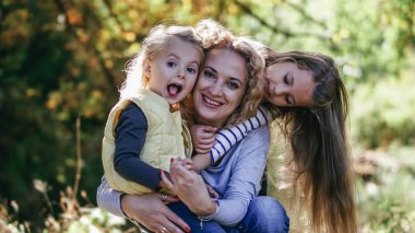 Anne, VR gözlüklerini izliyor. Kızlarla oynuyor. Küçük kız aile mutlu anları.