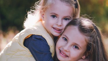 Anne, VR gözlüklerini izliyor. Kızlarla oynuyor. Küçük kız aile mutlu anları.