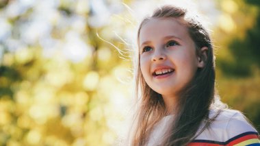 Anne, VR gözlüklerini izliyor. Kızlarla oynuyor. Küçük kız aile mutlu anları.