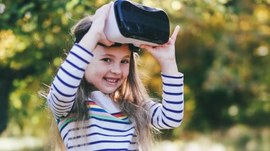 Anne, VR gözlüklerini izliyor. Kızlarla oynuyor. Küçük kız aile mutlu anları.