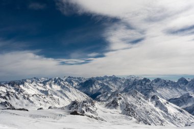 Karda dağlar, mavi gökyüzü, güneşli hava, dağlarda uzanan beyaz kar