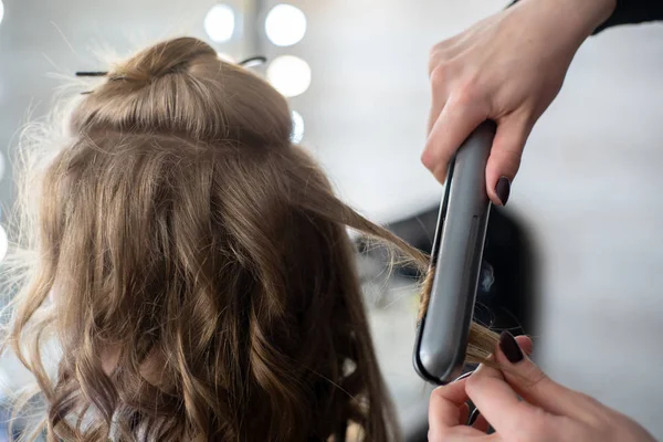 Mistrz Sprawia Loki Loki Zbliżenie Włosów Blond Włosy Curling Żelaza — Zdjęcie stockowe