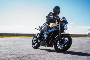 Motosikletli, dönüşlü, parlak renkli motosikletli, hızlı motorlu.