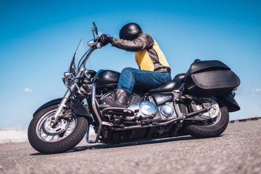 Motosikletli, dönüşlü, parlak renkli motosikletli, hızlı motorlu.