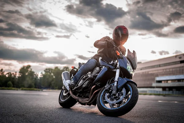 Biker Rides Motorcycle Turns Bright Colors Motorcycle Fast Motorcycle — Stock Photo, Image