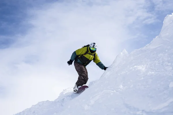 Snowboardista Vyjížďky Horách Slunečný Den Tam Volný Prostor Pro Reklamu — Stock fotografie
