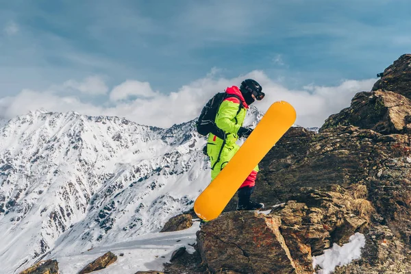 Snowboardista Oranžovým Snowboardem Chůze Kopce Slunečný Den Modrá Obloha Výhled — Stock fotografie