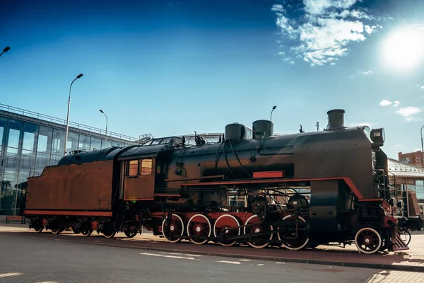 机车是旧的 黑色的 站在铁轨上 图库图片