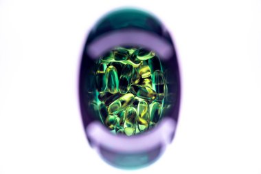 Yeşil plastik bir şişeden sarı hap kapsülleri döküldü. Balık yağı. E vitamini omega-3. beyaz arkaplan