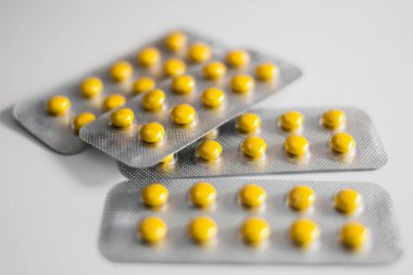 Sarı vitamin hapları yakın plan. Hastalıkların tedavisi için