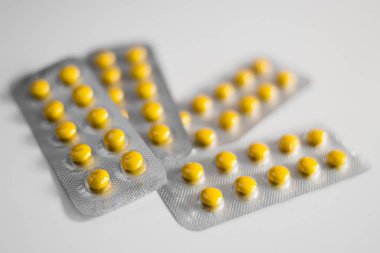 Sarı vitamin hapları yakın plan. Hastalıkların tedavisi için