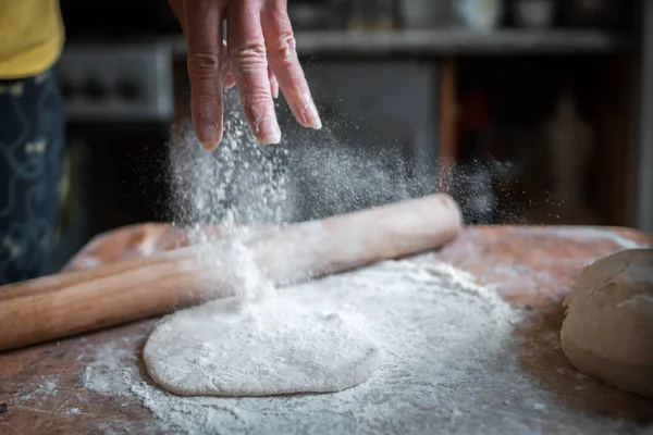 Kobieta Szykująca Ciasto Posypuje Kawałek Ciasta Mąką Widoczny Pył Mąka — Zdjęcie stockowe