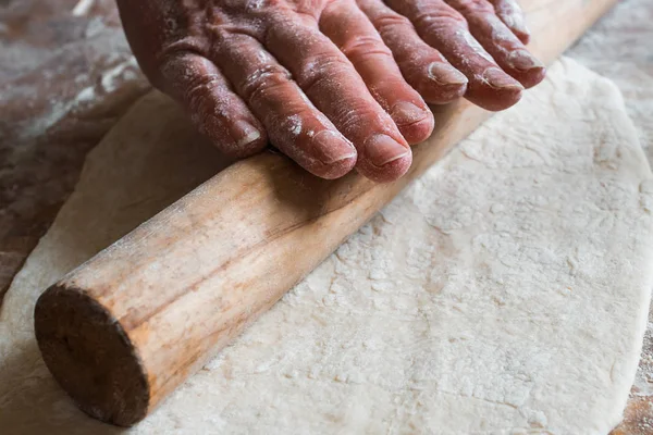 Dłonie Dziewczyny Trzymają Wałek Mąką Drewnianym Stole Wywala Surowe Ciasto — Zdjęcie stockowe
