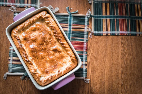 Mãos Femininas Segurar Uma Torta Maçã Quente Fresco Cozinha Feito — Fotografia de Stock