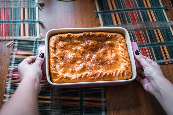 Mãos Femininas Segurar Uma Torta Maçã Quente Fresco Cozinha Feito — Fotografia de Stock