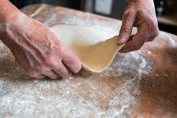 Dokonywanie Ciasta Przez Kobiety Ręce Drewnianym Tle Tabeli Zbliżenie — Zdjęcie stockowe