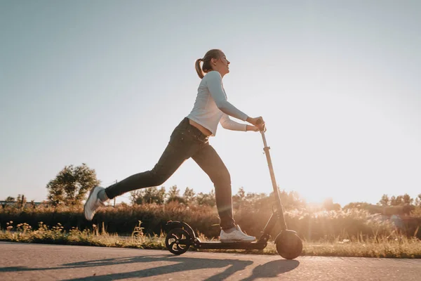 Menina Bonita Nova Montando Uma Scooter Elétrica Verão Rua Contra — Fotografia de Stock