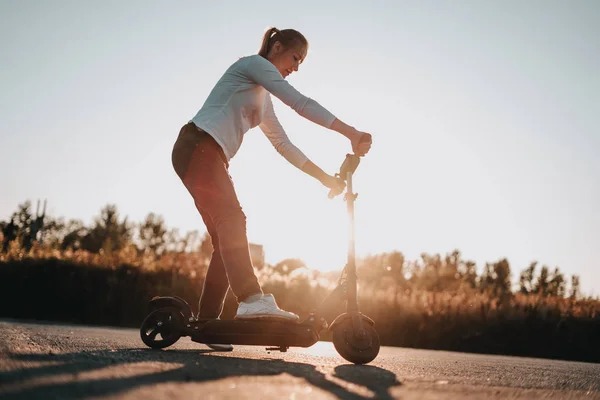 Menina Bonita Nova Montando Uma Scooter Elétrica Verão Rua Contra — Fotografia de Stock