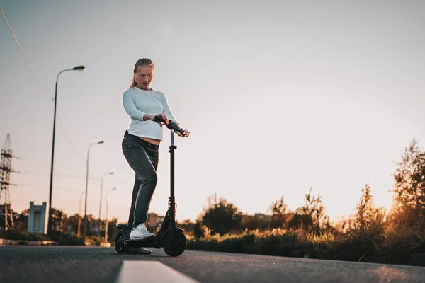 Joven Hermosa Chica Montando Scooter Eléctrico Verano Calle Contra Puesta — Foto de Stock