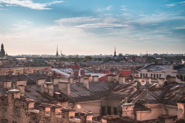 St. Petersburg şehrinin çatısından güzel bir manzara. Merkez bölge. Gün batımı. görünür kiliseler