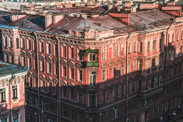 从圣彼得堡城的屋顶上看到美丽的风景 有植物阳台的漂亮建筑物 图库图片