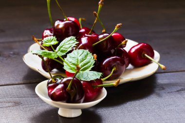 Kiraz nane fışkın ile karanlık bir arka plan üzerinde. Gıda fotoğrafçılığı.