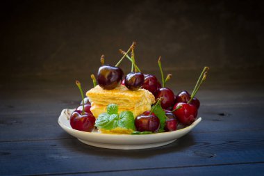 Tavuk ve nane ile puf pasta bir parça. Koyu arka plan.