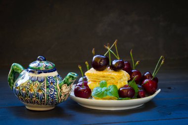 Tavuk ve nane ile puf pasta bir parça. Koyu arka plan. Çaydanlık Tacik ile boyama.