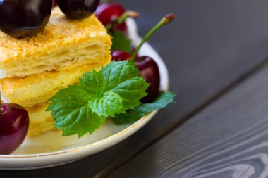 Tavuk ve nane ile puf pasta bir parça. Koyu arka plan.