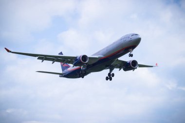 Rusya, Moskova, 20 Mayıs 2013 - Sheremetyevo Havaalanı, Rus havayolu Aeroflot uçak iniş var. Uçağın gökyüzüne karşı.