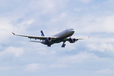 Rusya, Moskova, 20 Mayıs 2013 - Sheremetyevo Havaalanı, Rus havayolu Aeroflot uçak iniş var. Uçağın gökyüzüne karşı.
