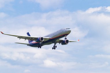 Rusya, Moskova, 20 Mayıs 2013 - Sheremetyevo Havaalanı, Rus havayolu Aeroflot uçak iniş var. Uçağın gökyüzüne karşı.