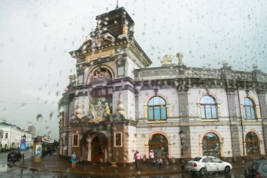 Rusya, Kazan. Tataristan Cumhuriyeti Ulusal Müzesi. Yaz. Yağmur, ıslak cam. Kremlin Kremlin cadde.