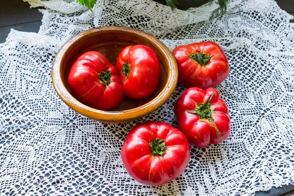 Stora Röda Tomater Ett Bord Med Vit Spets Duk Lera — Stockfoto