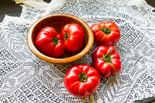 Grandi Pomodori Rossi Tavolo Con Una Tovaglia Pizzo Bianco Ciotola — Foto Stock