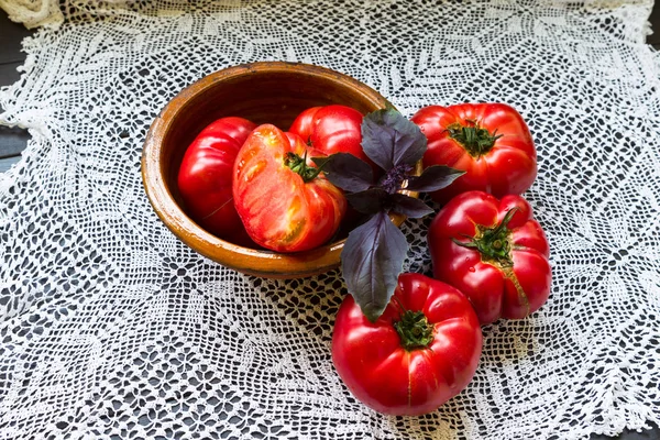 Stora Röda Tomater Med Basilika Ett Bord Med Vit Spets — Stockfoto