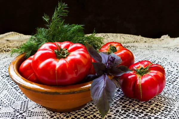 Stora Röda Tomater Med Basilika Och Dill Mörk Bakgrund Och — Stockfoto