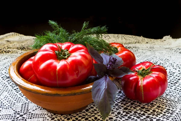 Stora Röda Tomater Med Basilika Och Dill Mörk Bakgrund Och — Stockfoto