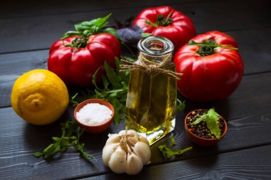 Olgun domates, zeytin yağı, fesleğen, sarımsak, limon ve baharat. İtalyan mutfağı sebze salatası için malzemeler. Foodphoto. Vejetaryen yiyecekler.