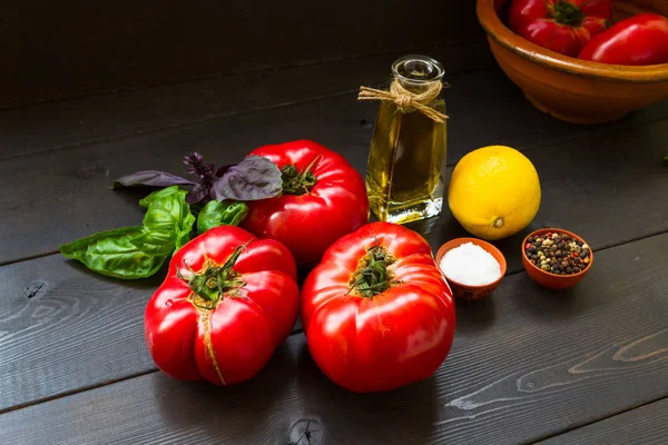 Mogna Tomater Olivolja Basilika Vitlök Citron Och Kryddor Ingredienser Det — Stockfoto