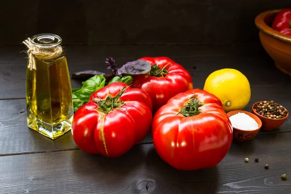 Mogna Tomater Olivolja Basilika Vitlök Citron Och Kryddor Ingredienser Det — Stockfoto