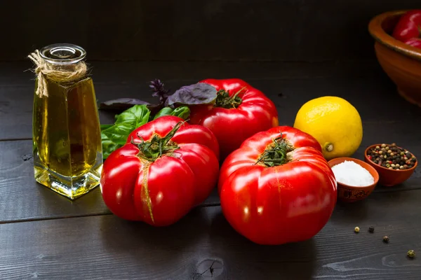 토마토 올리브 그리고 향미료 이탈리아 샐러드의 재료입니다 Foodphoto입니다 — 스톡 사진