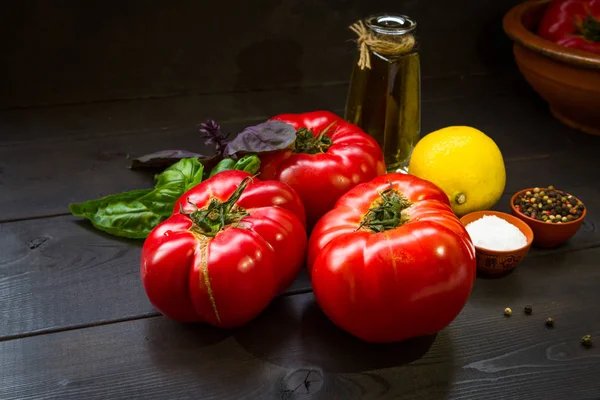 Pomodori Maturi Olio Oliva Basilico Aglio Limone Spezie Ingredienti Della — Foto Stock