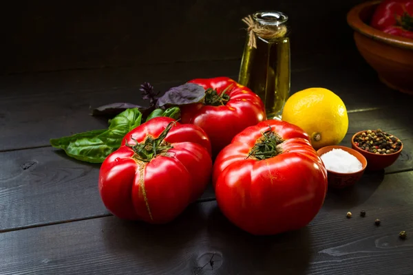 Pomodori Maturi Olio Oliva Basilico Aglio Limone Spezie Ingredienti Della — Foto Stock