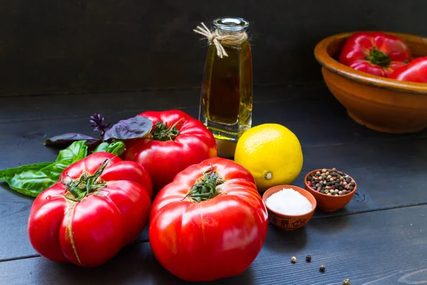 Pomodori Maturi Olio Oliva Basilico Aglio Limone Spezie Ingredienti Della — Foto Stock